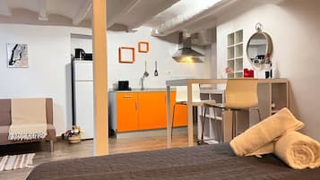 Appartement | 1 slaapkamer, een bureau, een strijkplank/strijkijzer