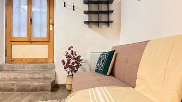 Departamento | 1 habitación, escritorio y tabla de planchar con plancha