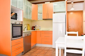 1 habitación y tabla de planchar con plancha