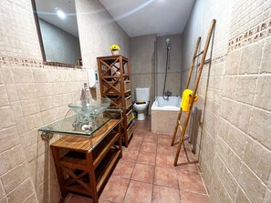 1 habitación y tabla de planchar con plancha