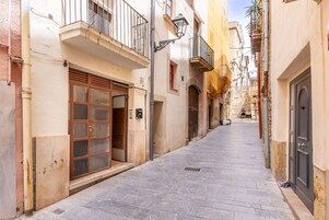Apartamento | 1 dormitorio y tabla de planchar con plancha