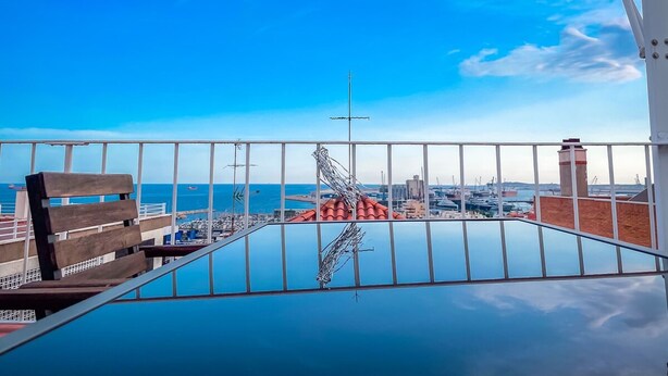 A balcony with a clear view of the sea and a marina. - Unik Vacation Attic in Tarragona (Tarragona)
