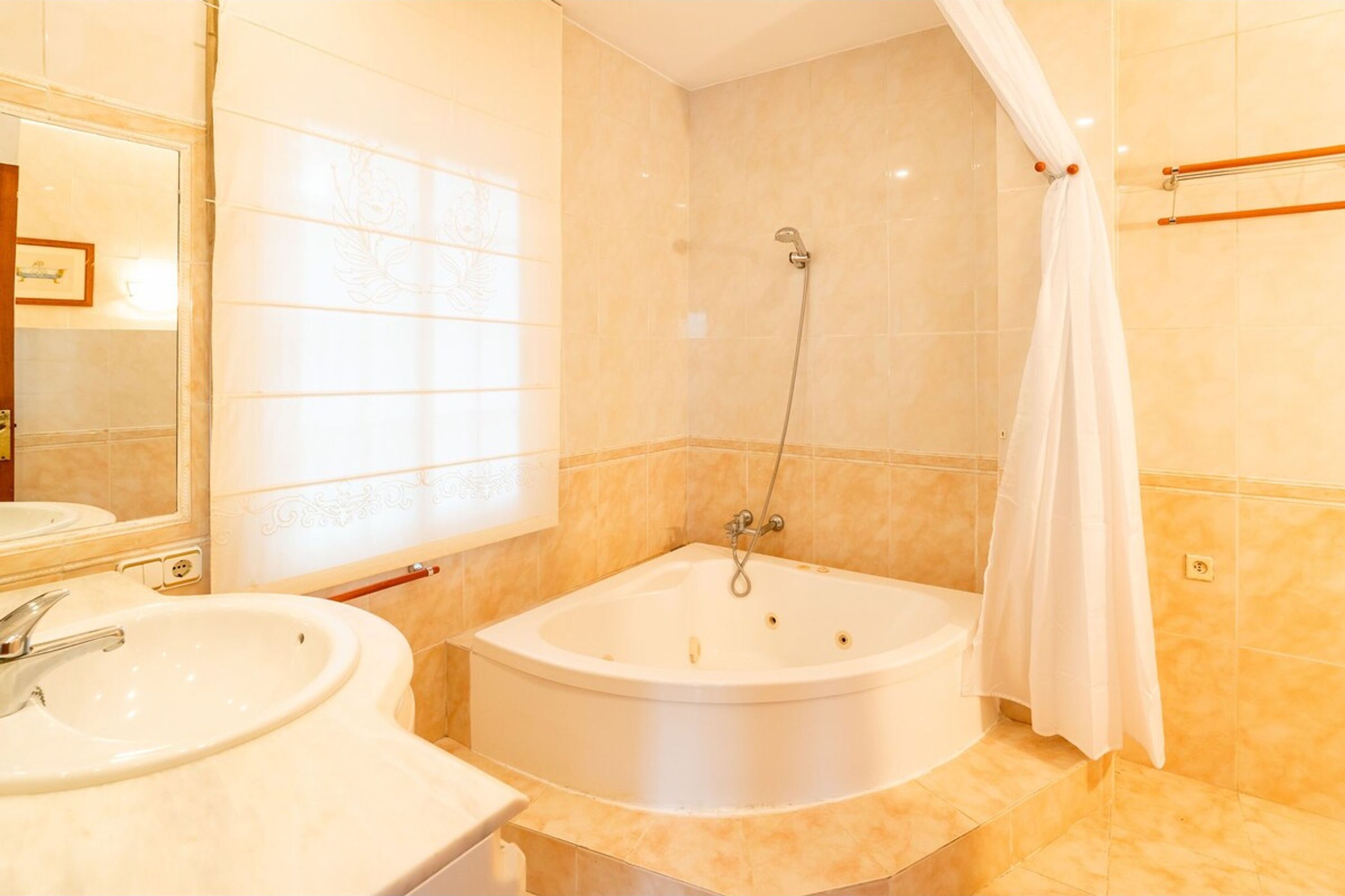 House | 7 bilik tidur, Internet 