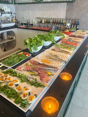 Free daily buffet breakfast - Blue Lake Otel (Beysehir)