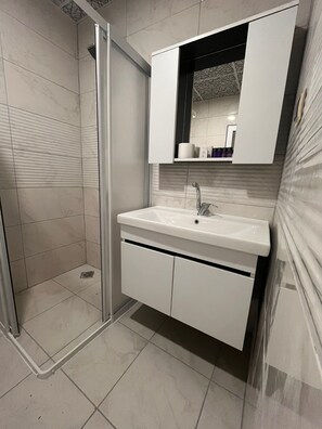 Kostenlose Toilettenartikel, Haartrockner, Hausschuhe, Handtücher