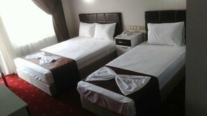 Standard-Zweibettzimmer, 2 Einzelbetten, Bergblick | Schreibtisch, kostenloses WLAN