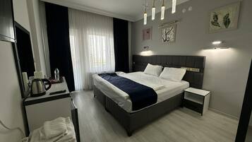 Kamar Standar, balkon, pemandangan danau | Meja kerja dan Wi-Fi gratis