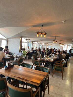 朝食 (ビュッフェ)、毎日提供 (無料)