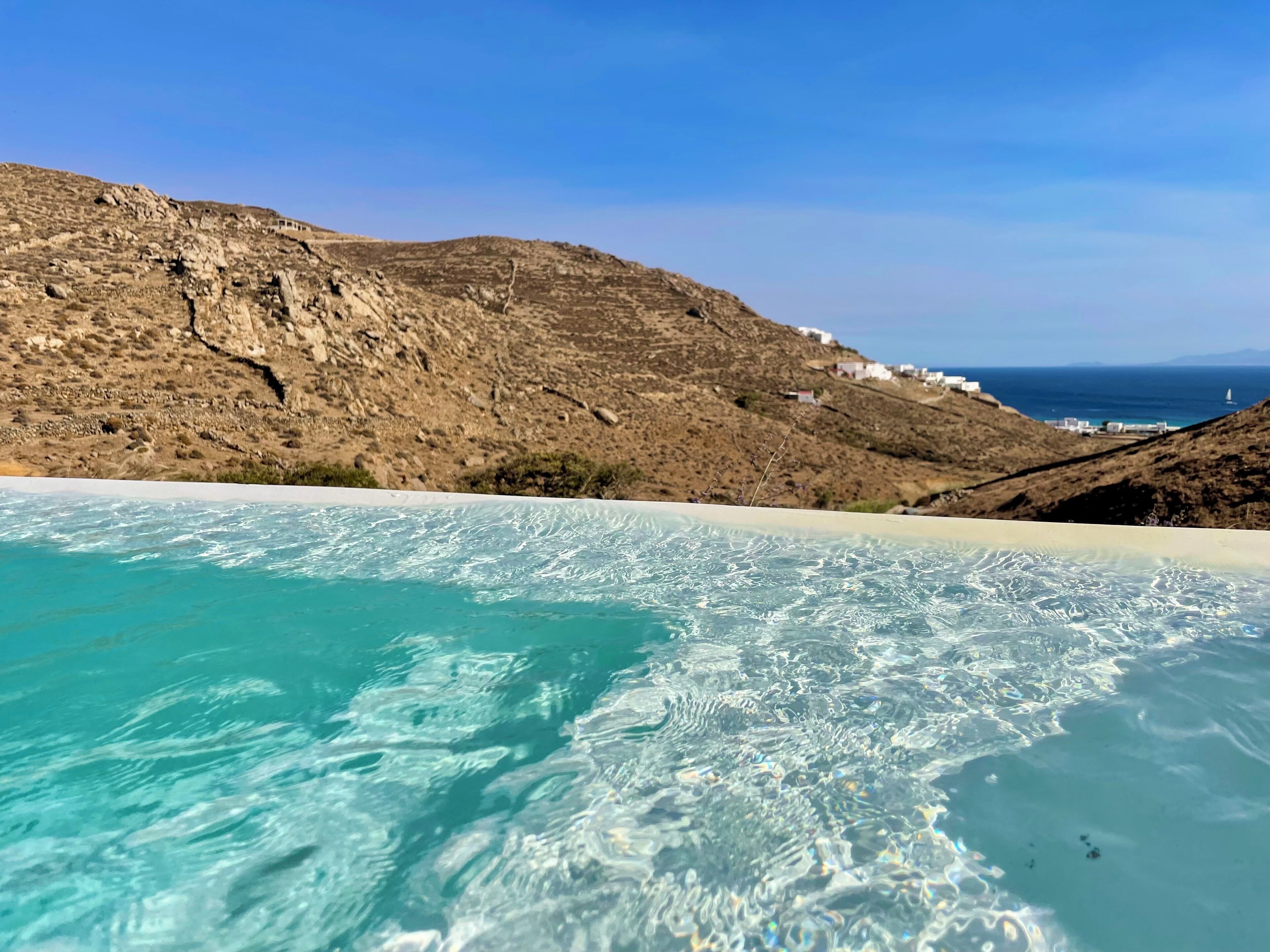 Nær stranden, solsenger og strandhåndklær