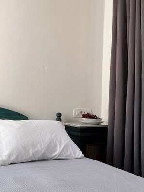 Deluxe Studio Suite | Living area | Smart TV - High Point Apartments Fira (Santorini)