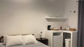 City Studio, 1 King Bed, City View | Iron/ironing board, free WiFi, bed sheets