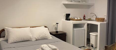 City Studio, 1 King Bed, City View | Iron/ironing board, free WiFi, bed sheets