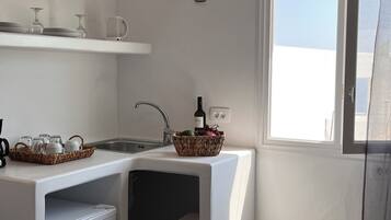 City Studio, 1 King Bed, City View | Iron/ironing board, free WiFi, bed sheets