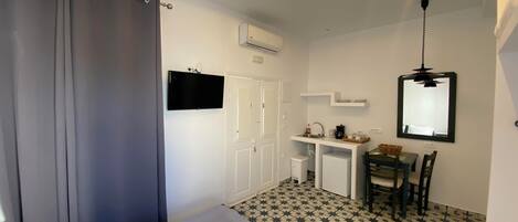 Deluxe Studio Suite | Iron/ironing board, free WiFi, bed sheets
