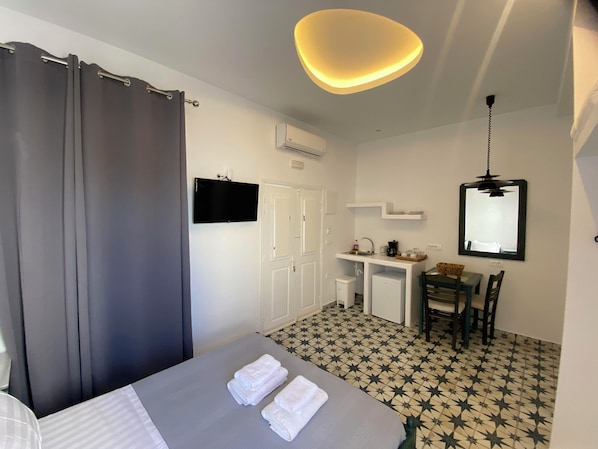 Deluxe Studio Suite | Iron/ironing board, free WiFi, bed sheets - High Point Apartments Fira (Santorini)