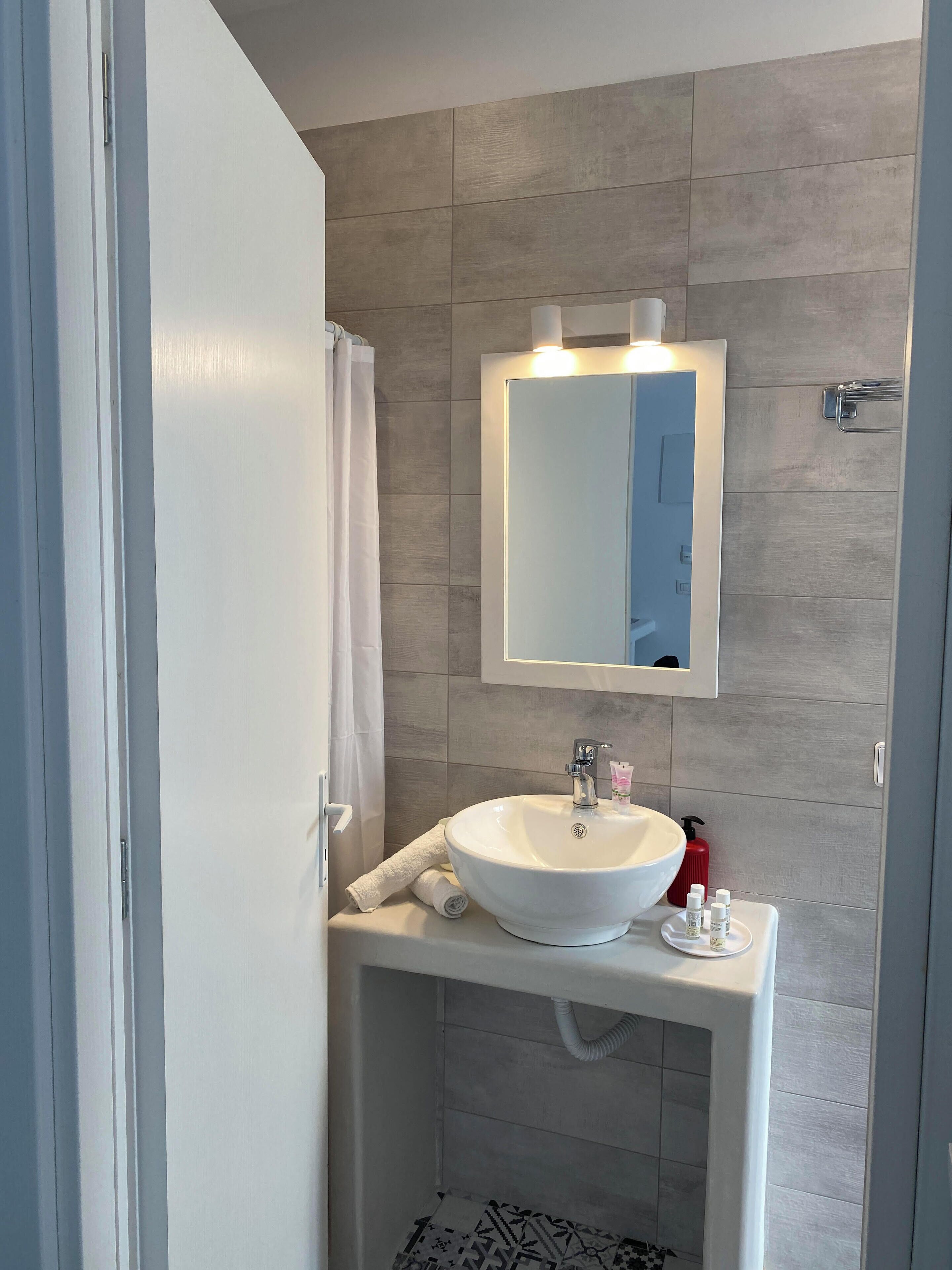 豪華開放式套房 | 浴室 | 淋浴設備、雨淋花灑、風筒、浴袍