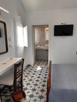 City Studio, 1 King Bed, City View | Soundproofing, iron/ironing board, free WiFi, bed sheets - High Point Apartments Fira (Santorini)
