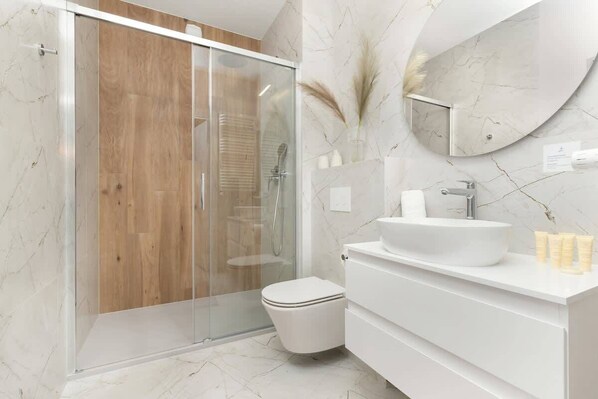 Dusche, Haartrockner, Shampoo