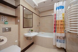 Douche, sèche-cheveux, serviettes fournies