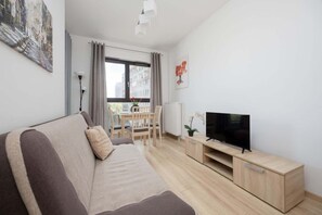 TV, offices - Comfortable Apartment with Parking | 250 m to the Metro (Warszawa)