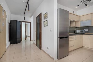 Kühlschrank, Mikrowelle, Herdplatte, Geschirrspüler