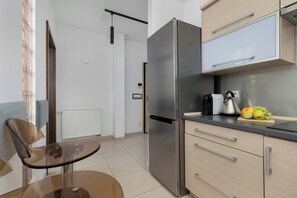 Kühlschrank, Mikrowelle, Herdplatte, Geschirrspüler