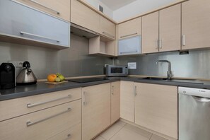 Fridge, microwave, stovetop, dishwasher
