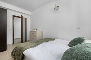 3 bedrooms, iron/ironing board, WiFi, bed sheets