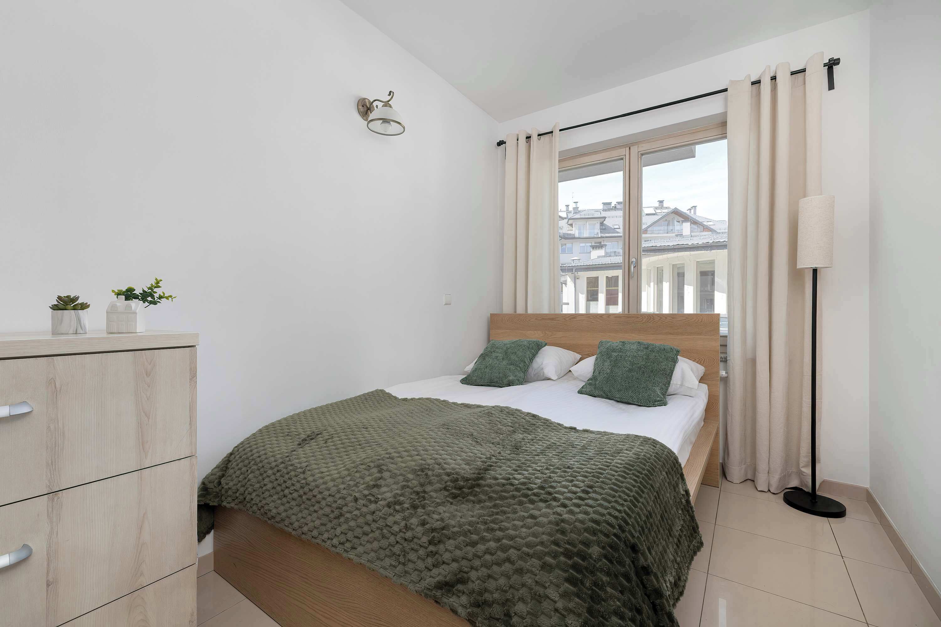 3 عدّة غرف نوم ومكواة/لوح كي وواي فاي وملاءات أسرّة