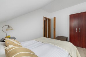 3 bedrooms, iron/ironing board, WiFi, bed sheets