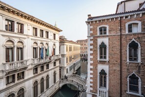 高级双人房, 运河景观 | 迷你吧（备有免费物品）、办公桌、免费 WiFi、床单