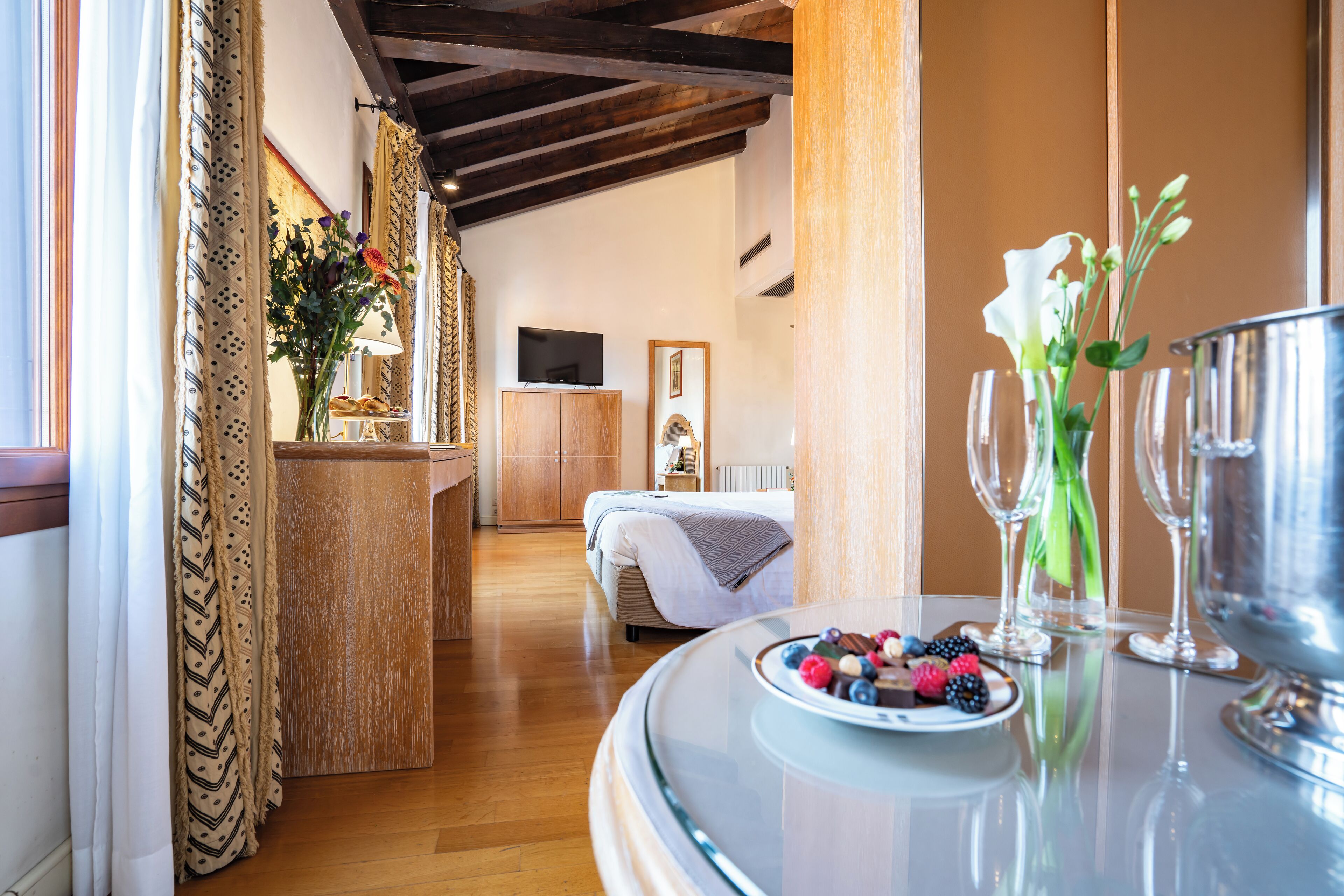 Habitación doble romántica, vista al canal | Artículos del minibar gratis, escritorio, wifi gratis y ropa de cama 