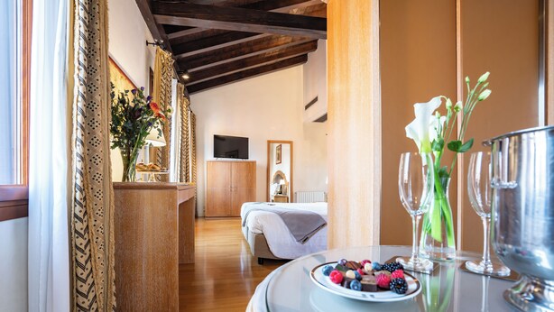 Romantic Double Room, Canal View | Minibar (free items), desk, WiFi (free), bed sheets - Residenza San Marco (Venice)