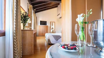 Habitación doble romántica, vista al canal | Artículos del minibar gratis, escritorio, wifi gratis y ropa de cama