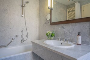 Badewanne, kostenlose Toilettenartikel, Haartrockner, Hausschuhe