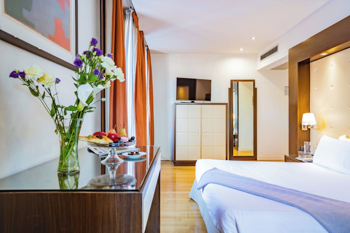 Romantic Double Room, Canal View | Minibar (free items), desk, WiFi (free), bed sheets