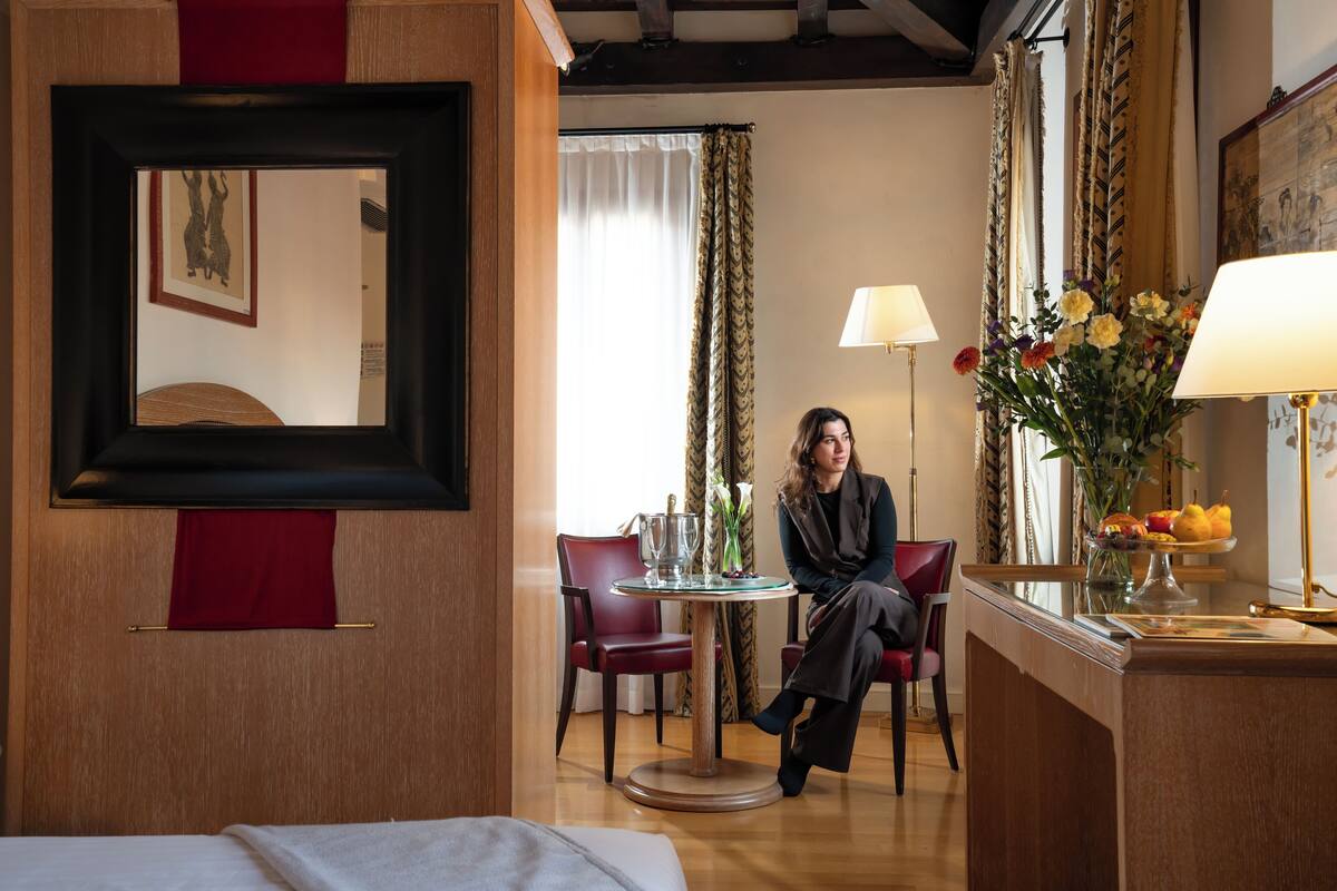 Romantic Double Room, Canal View | Minibar (free items), desk, WiFi (free), bed sheets