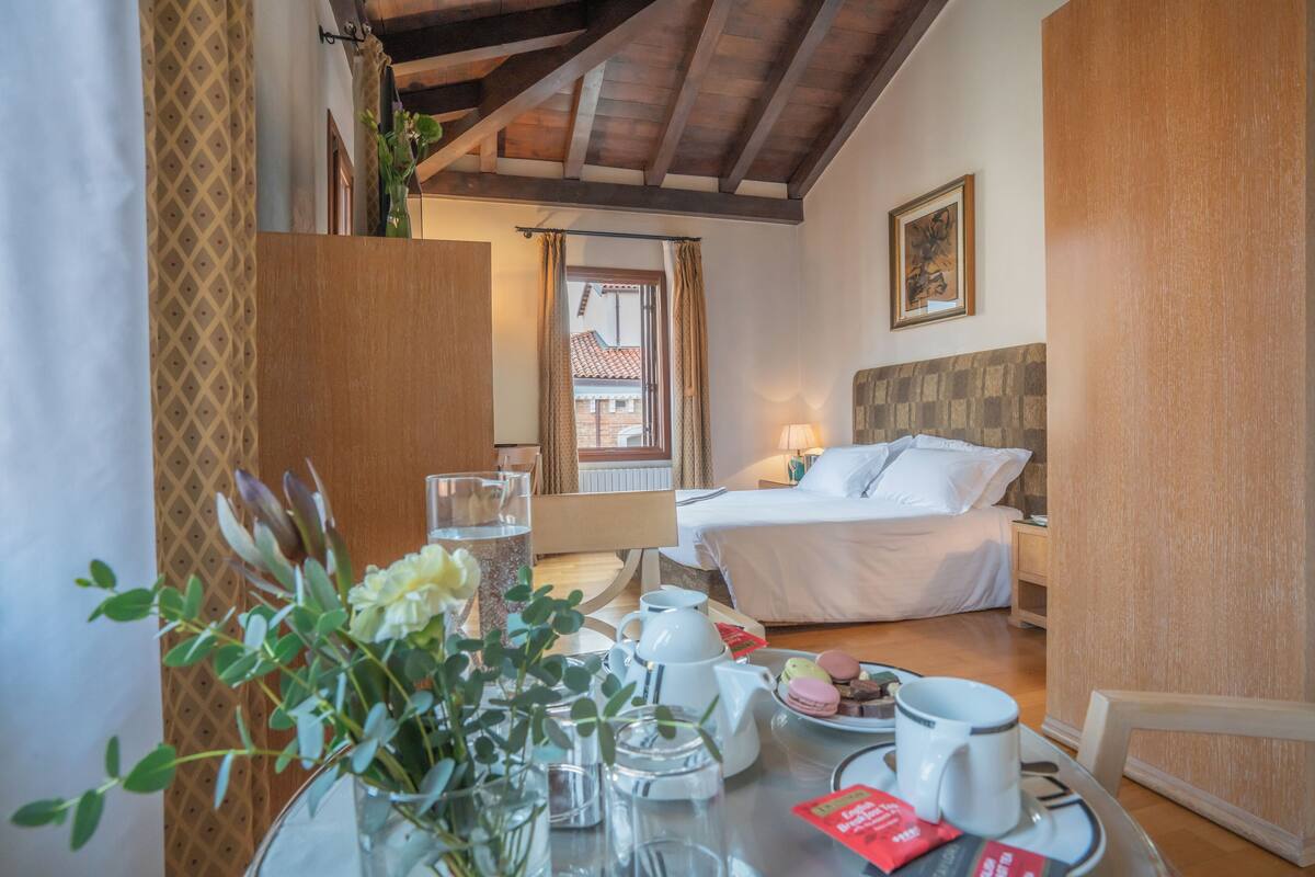 Minibar (free items), desk, WiFi (free), bed sheets