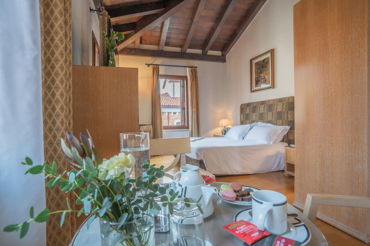 Minibar (inkludert), skrivebord, wi-fi (inkludert) og sengetøy