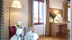 Romantic Double Room, Canal View | Minibar (free items), desk, WiFi (free), bed sheets - Residenza San Marco (Venice)