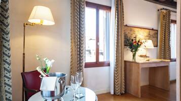 Romantisches Doppelzimmer, Kanalblick | Kostenlose Minibar, Schreibtisch, kostenloses WLAN, Bettwäsche