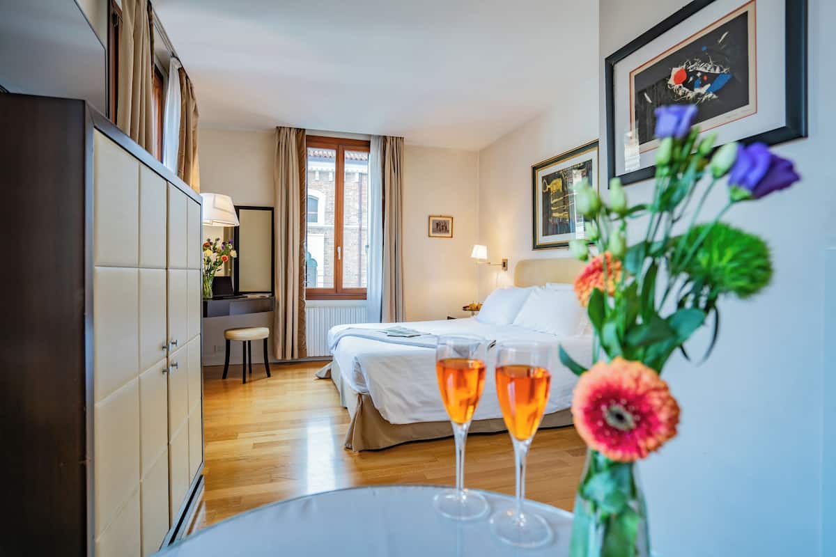 Dobbeltrom – superior, kanalutsikt | Minibar (inkludert), skrivebord, wi-fi (inkludert) og sengetøy