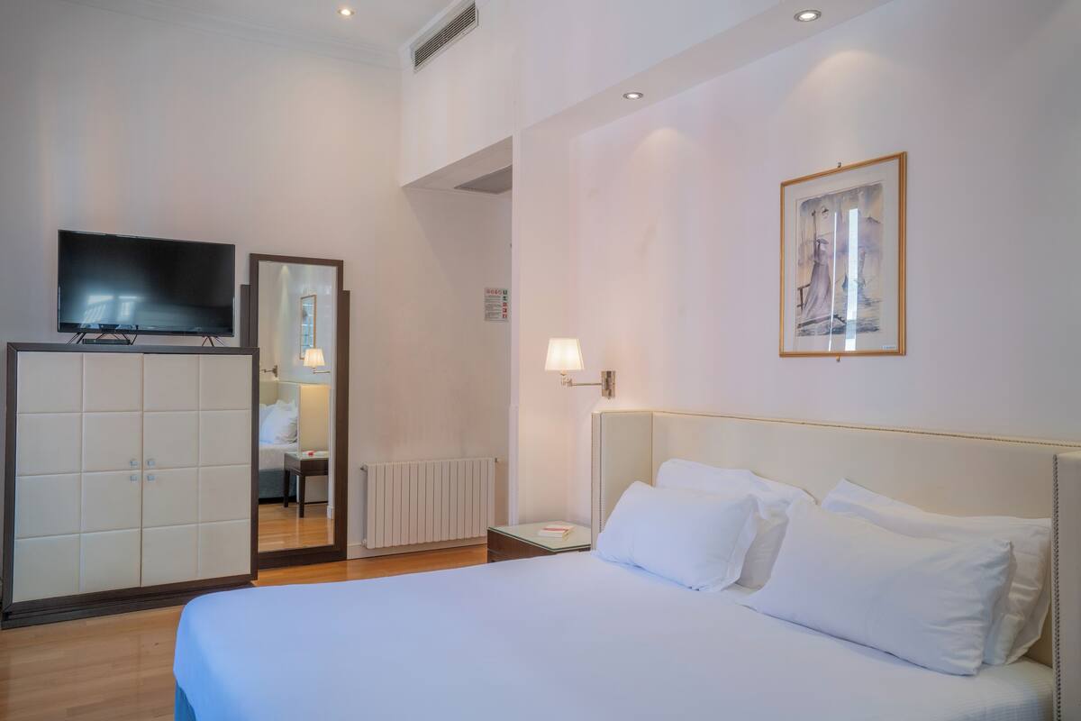 Romantic Double Room | Free minibar, desk, free WiFi, bed sheets