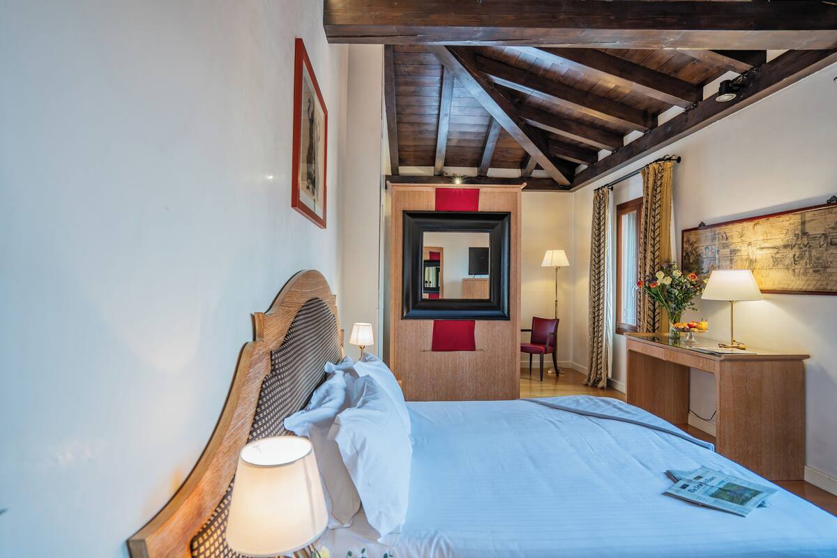 Romantic Double Room | Free minibar, desk, free WiFi, bed sheets