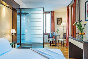 Romantic Double Room, Canal View | Free minibar, desk, free WiFi, bed sheets - Residenza San Marco (Venice)