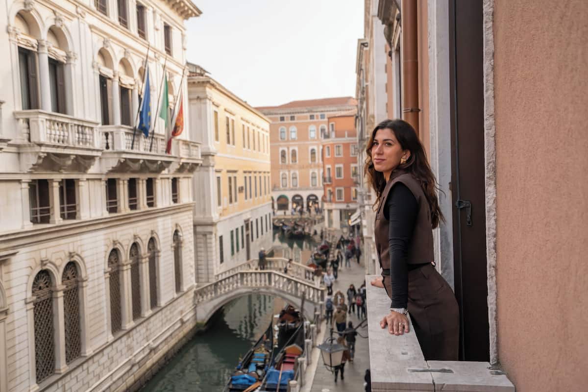 Romantisk dobbeltrom, balkong, kanalutsikt | Minibar (inkludert), skrivebord, wi-fi (inkludert) og sengetøy