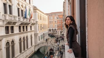 Habitació doble romàntica, balcó, vistes al canal | Minibar gratuït, escriptori, wifi gratuïta i roba de llit