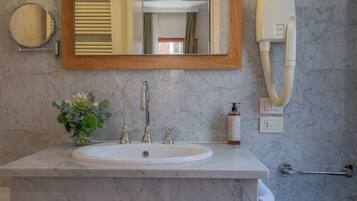 Tab mandi, kelengkapan dandanan diri percuma, pengering rambut, selipar