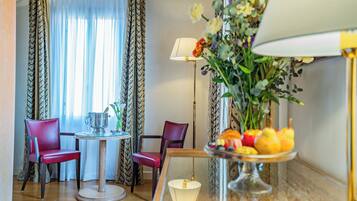 Romantic Double Room, Canal View | Free minibar, desk, free WiFi, bed sheets