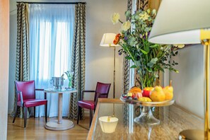 浪漫双人房, 运河景观 | 迷你吧（备有免费物品）、办公桌、免费 WiFi、床单